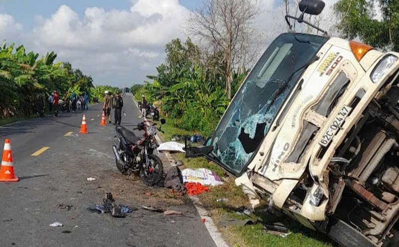 The scene of the collision left 2 people dead and 2 people seriously injured. All 3 vehicles were severely damaged and thrown to the side of the road. Photo: Duy Minh