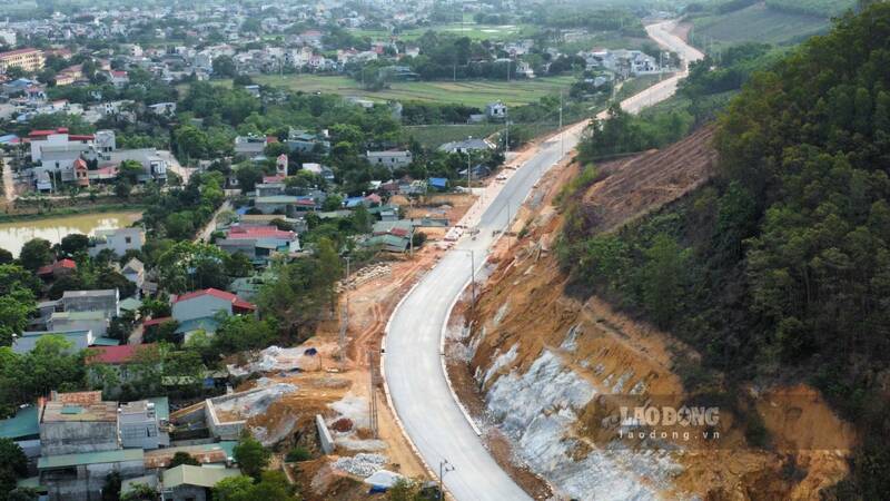 Tuyen duong chu yeu di qua dia hinh nui da nen viec thi cong keo dai so voi du kien. Anh: Lam Thanh