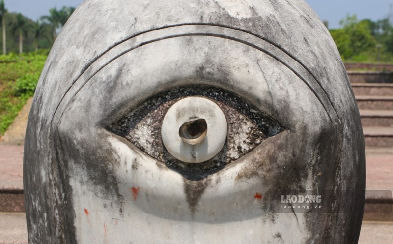 Valuable sculptures are forgotten on the pine hills of Hue City. Photo: Nguyen Luan