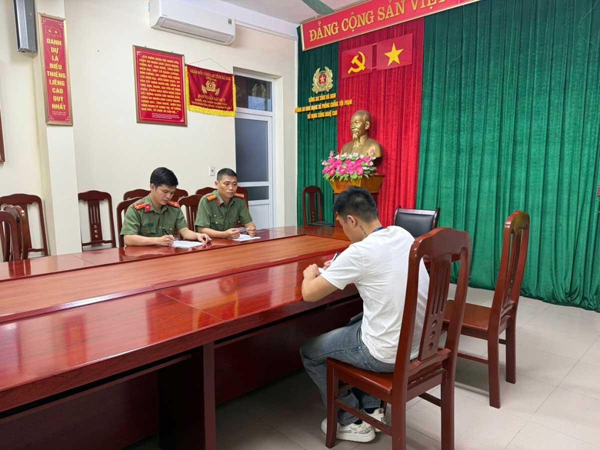 Administrative fine for young man commenting on region division on social networks. Photo: Ha Nam Provincial Police