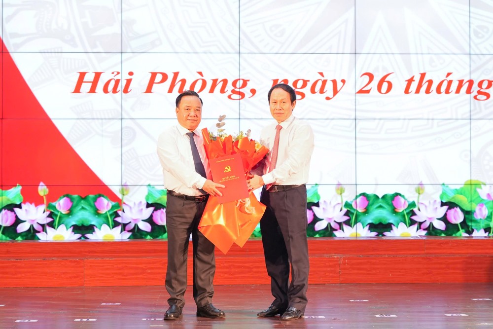 Hai Phong City Party Secretary Le Tien Chau presented the decision and presented flowers to congratulate Mr. Vu Duy Tung. Photo: Hai Phong Portal