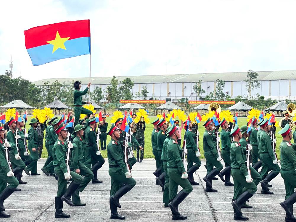 Close-up of 200 officers and soldiers practicing hard at the art performance for the April 30th festival