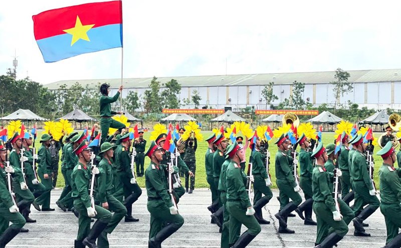 Close-up of 200 officers and soldiers practicing hard at the art performance for the April 30th festival