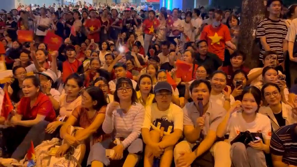 Cientos de personas cantando juntos los himnos de la revolucion