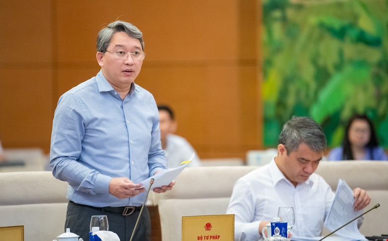 Minister of Justice Nguyen Hai Ninh said that the draft law removes the authority to issue legal documents of the People's Council and People's Committee at the district level. Photo: Quochoi.vn