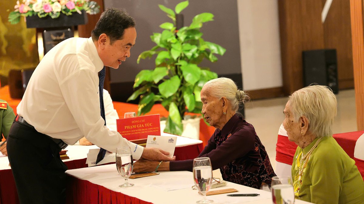 Anh: Ta Quang