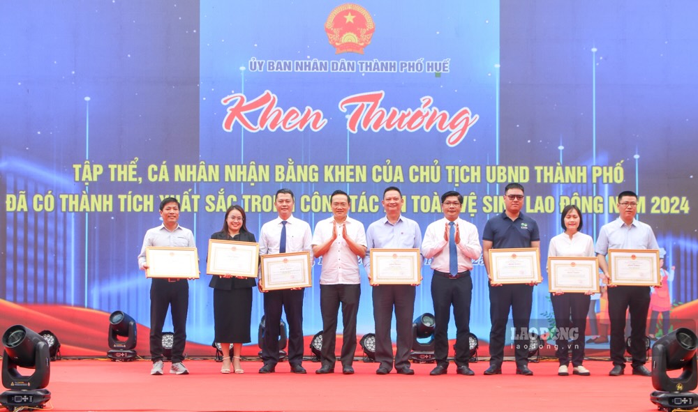 During Workers' Month, individuals and groups with outstanding achievements in occupational safety and hygiene received certificates of merit from the Chairman of the Hue City People's Committee. Photo: Nguyen Luan