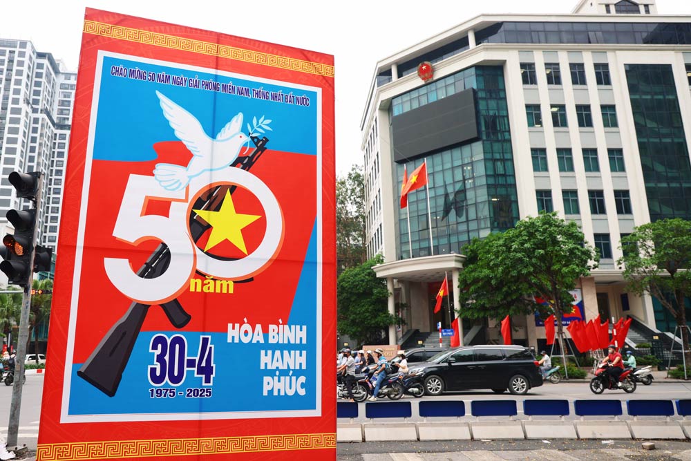 Cac bieu tuong, khau hieu, ap phich kho lon duoc dat tai nhieu vi tri noi bat, de nhin nhu nga tu, quang truong... Anh: Viet Anh
