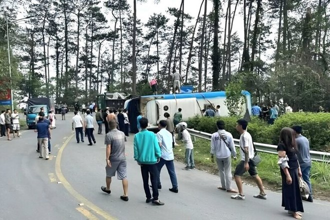Passenger bus overturned while going down Tam Dao Pass, with 3 deaths and many injuries in the immediate future. Photo: Social media.