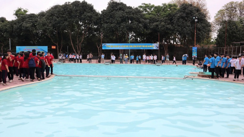 Los profesionales difunden las habilidades de natacion, manejan situaciones de anti-ahogamiento para los estudiantes en las piscinas. Imagen: El diamante ingles