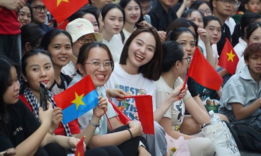 Nhiều bạn trẻ TPHCM rủ nhau thức đêm, chờ xem diễu binh lễ 30.4