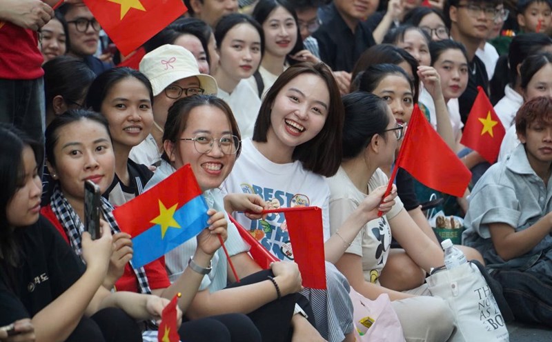 Many young people in Ho Chi Minh City stay up all night, waiting to watch the April 30 parade