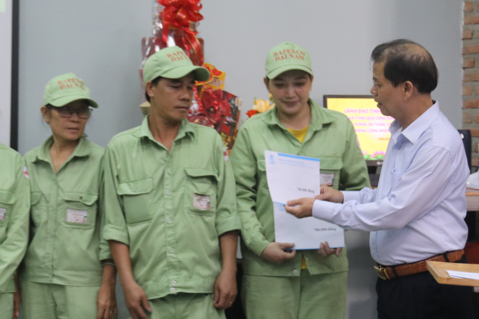 Chairman of Khanh Hoa Provincial People's Committee presented Workers' Month gifts to union members. Photo: Phuong Linh