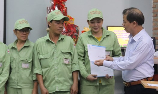 Chủ tịch UBND tỉnh Khánh Hòa trao quà Tháng Công nhân cho đoàn viên. Ảnh: Phương Linh