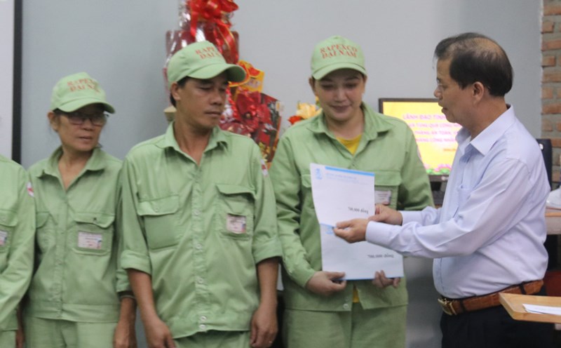 Chairman of Khanh Hoa Provincial People's Committee presented Workers' Month gifts to union members. Photo: Phuong Linh