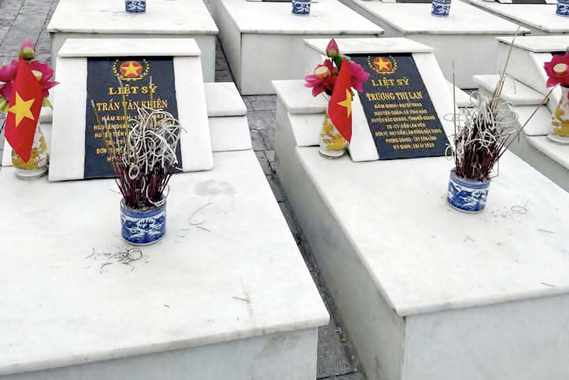 El Certificado de Honor Nacional reconoce a dos forestales que se sacrificaron para combatir los incendios forestales en Ha Giang. Foto: Minh Khai. El hombre que la tomo.