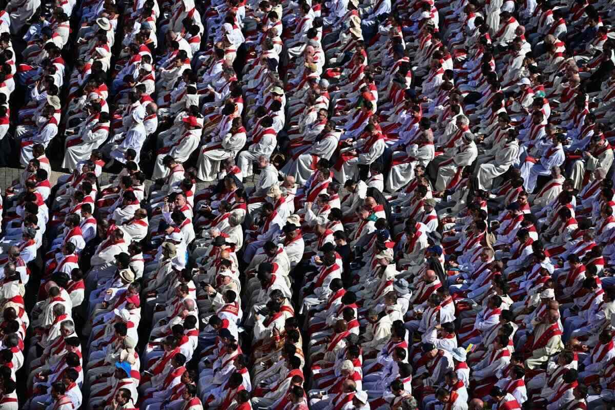 Clerigos en el funeral del Papa Francisco en la Plaza de San Pedro en el Vaticano el 26 de abril. Imagen de AFP