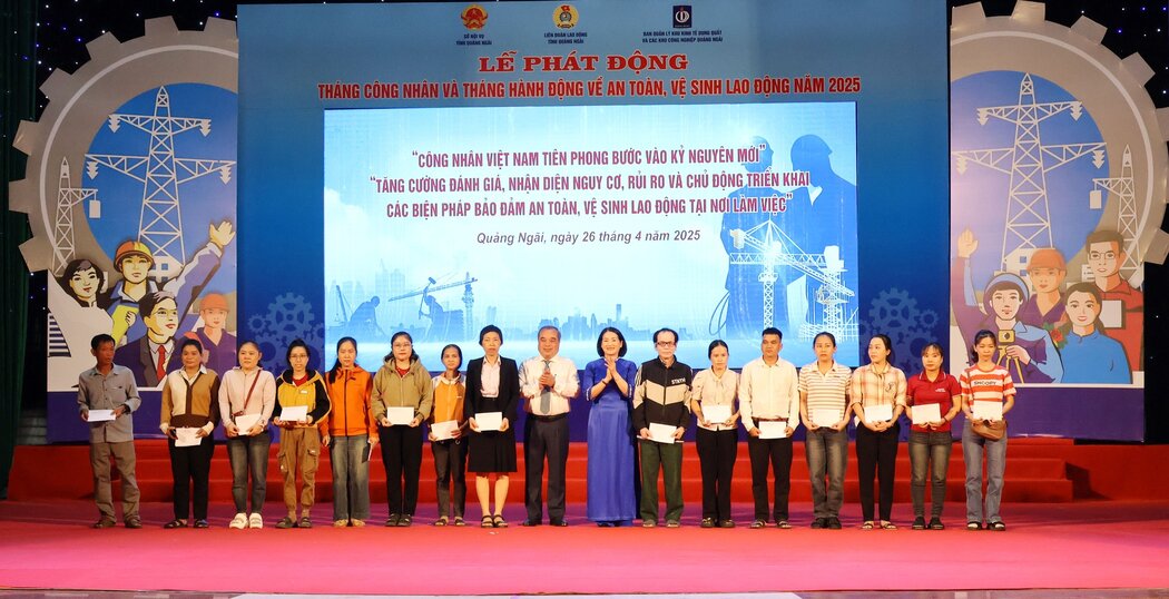 Ong Tran Hoang Tuan - Pho Chu tich Thuong truc UBND tinh Quang Ngai trao qua cho cong nhan, lao dong. Anh: Quoc Chinh.