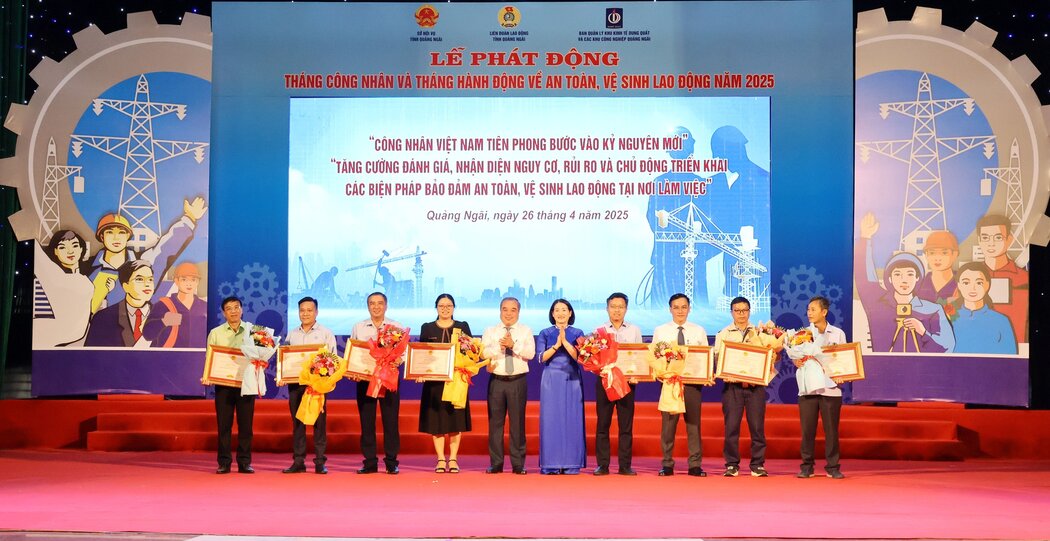 Leaders of the People's Committee of Quang Ngai province awarded Certificates of Merit to 8 enterprises with outstanding achievements in occupational safety and hygiene. Photo: Quoc Chinh