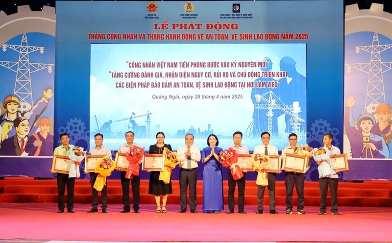 Leaders of the People's Committee of Quang Ngai province awarded Certificates of Merit to 8 enterprises with outstanding achievements in occupational safety and hygiene. Photo: Quoc Chinh