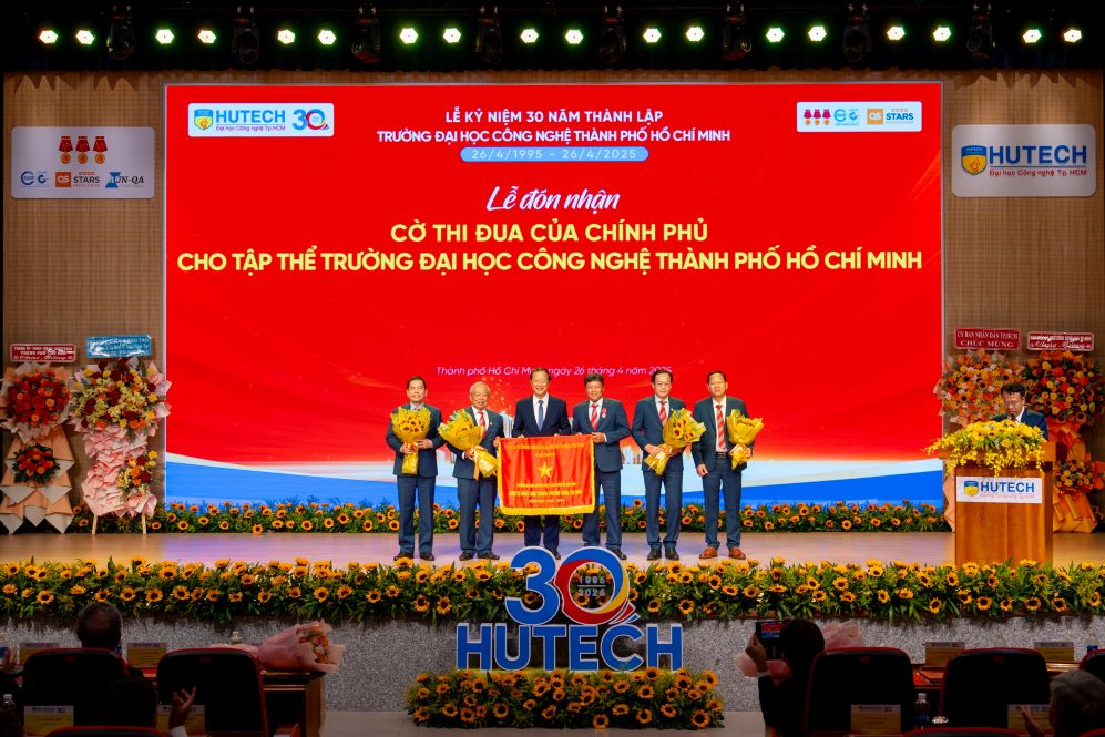 The Ho Chi Minh City University of Technology collective welcomed the Emulation Flag of the Government at the ceremony. Photo: HUTECH
