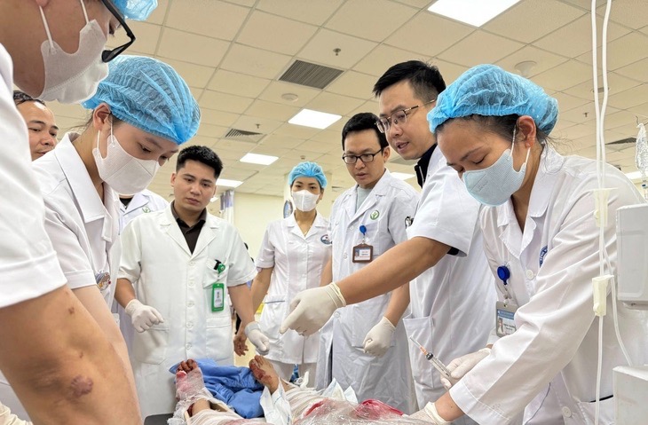 Doctors are providing emergency care to victims of the passenger bus overturn in Tam Dao, Vinh Phuc. Photo: BVCC