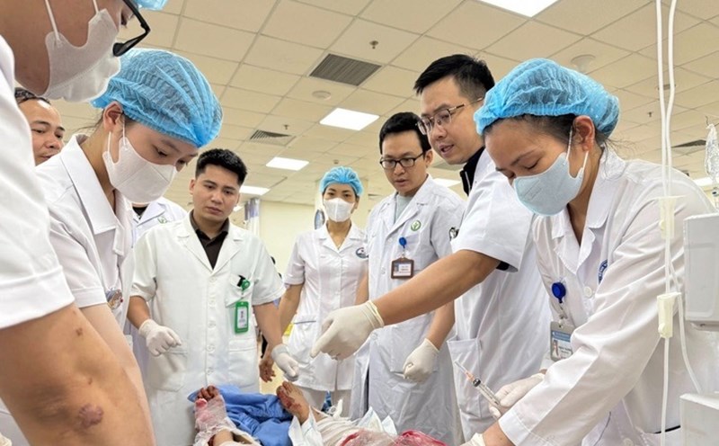 Doctors are providing emergency care to victims of the passenger bus overturn in Tam Dao, Vinh Phuc. Photo: BVCC