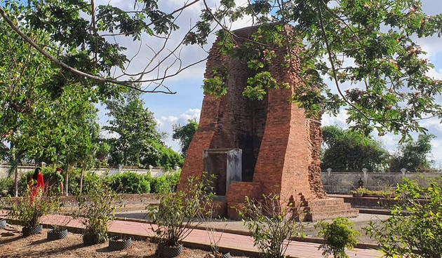 Di tich khao co Vinh Hung, xa Vinh Hung A, huyen Vinh Loi, Bac Lieu nguoi dan quen goi la Thap co Vinh Hung. Anh: Nhat Ho