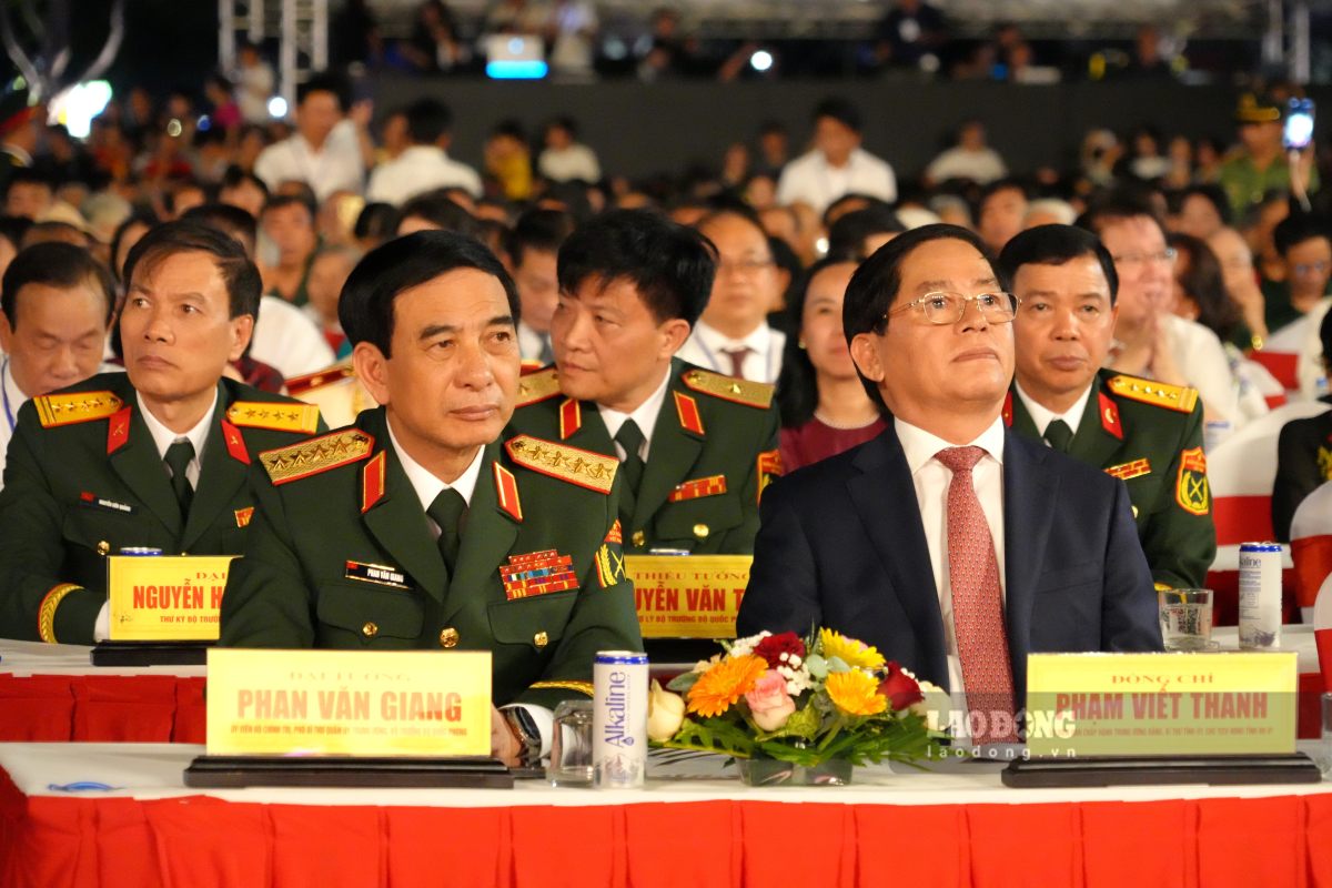El general Phan Van Giang - Comisionado del Ministerio Politico, Ministro de Defensa - asistio a la celebracion del 50 aniversario del Dia de la Liberacion de la provincia de Ba Ria - Vung Tau. Imagen: Ciudad de la Paz