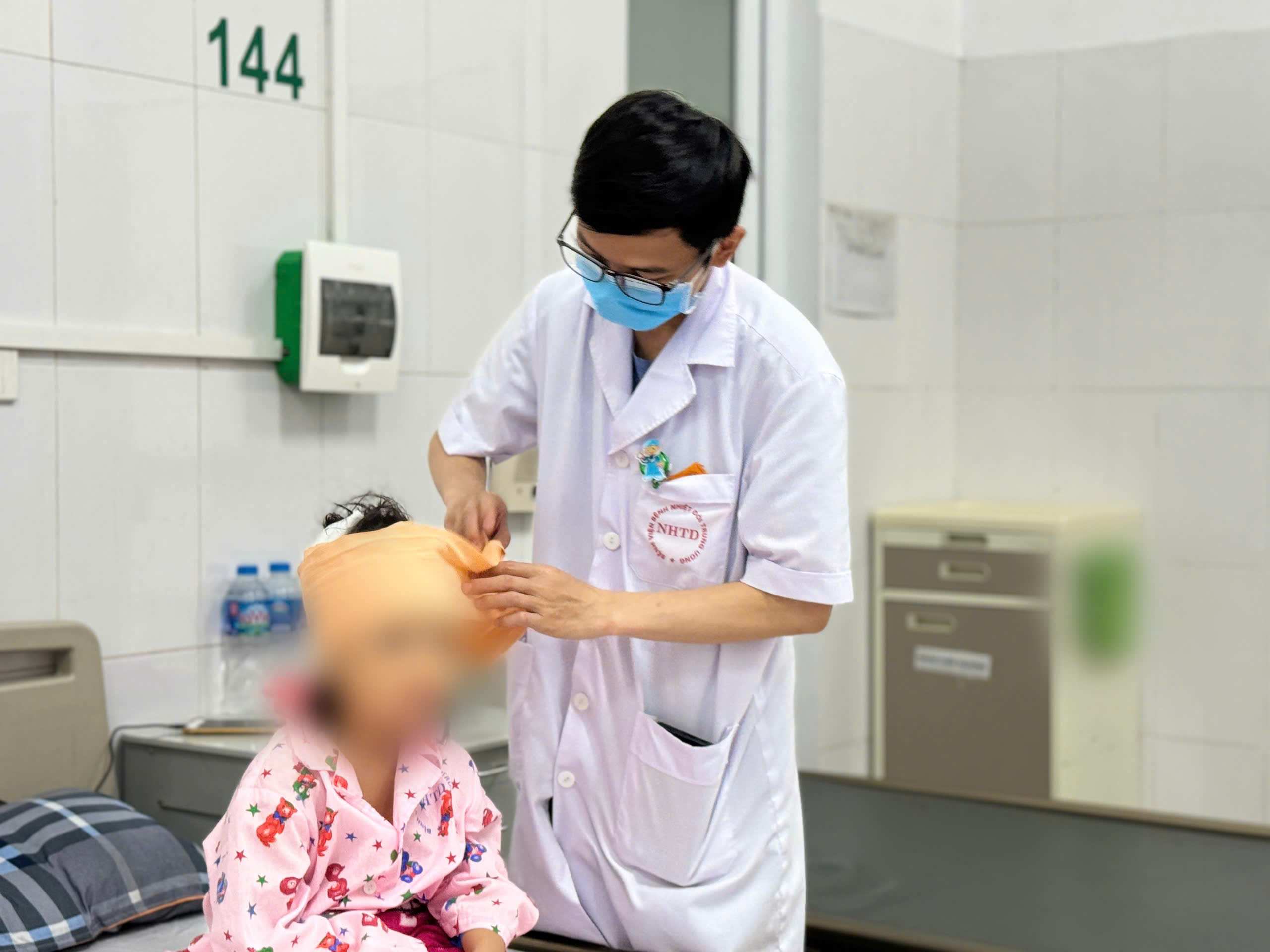 The child was bitten by a pet dog and was urgently treated, open the wound to drain and prevent infection. Photo: Thanh Dang