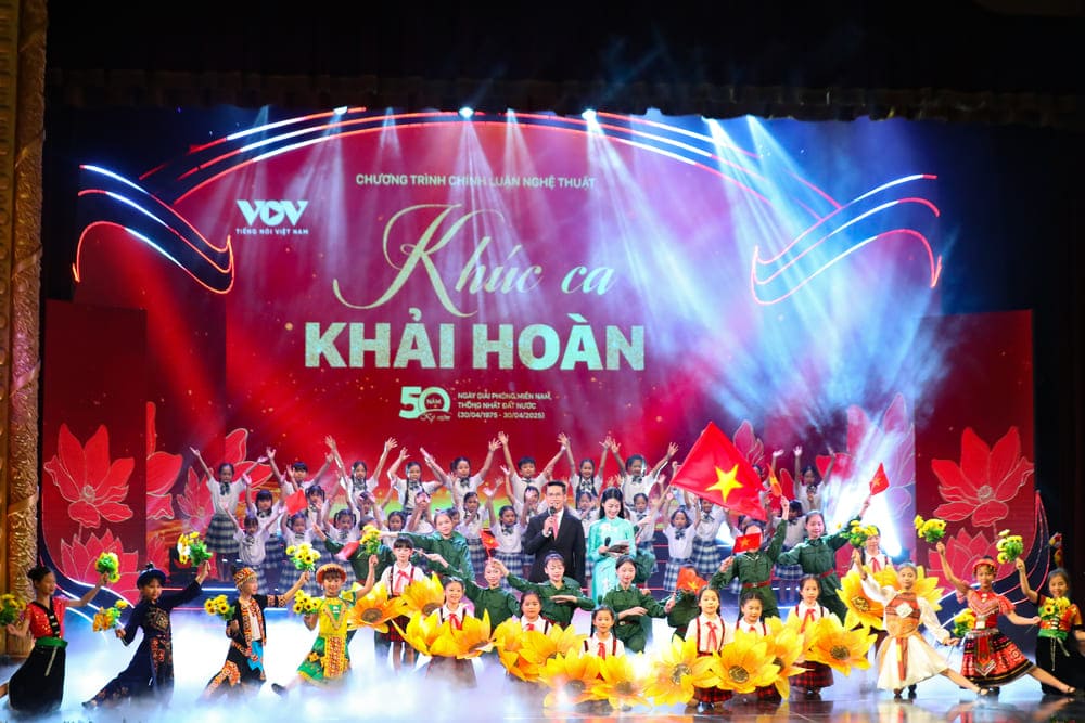 The art program "Khai Tuong Song" was held on the occasion of the 50th anniversary of the Liberation of the South and National Reunification Day. Photo: Phuong Nguyen