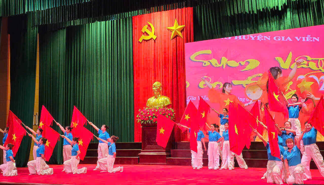 The launching ceremony of Workers' Month and Labor Safety and Hygiene Action Month in 2025 was organized by the Ninh Binh Provincial Federation of Labor in coordination with the Provincial Steering Committee for Labor Safety and Hygiene Action Month. Photo: Nguyen Truong