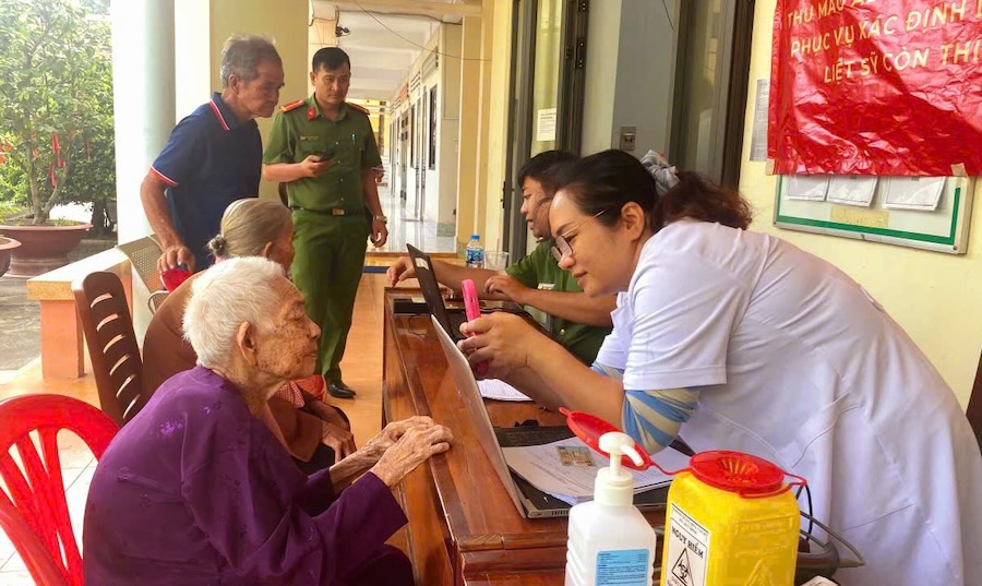 Long An province has implemented the collection of DNA samples from relatives to serve the identification of martyrs. Photo: Duy Minh