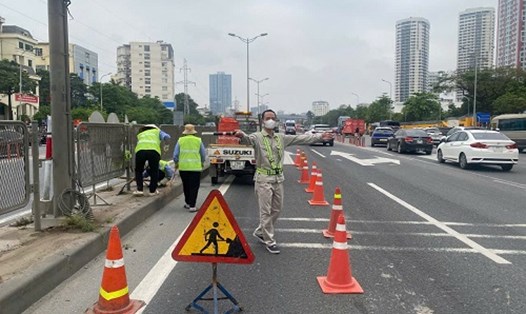 Các đơn vị chức năng của Sở Xây dựng Hà Nội chỉnh trang hạ tầng đô thị. Ảnh: Tuấn Khải