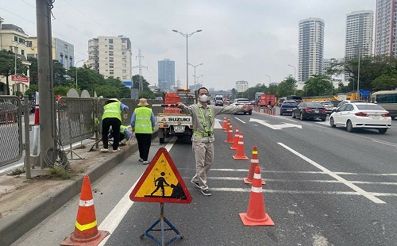 Functional units of the Hanoi Department of Construction are renovating urban infrastructure. Photo: Tuan Khai