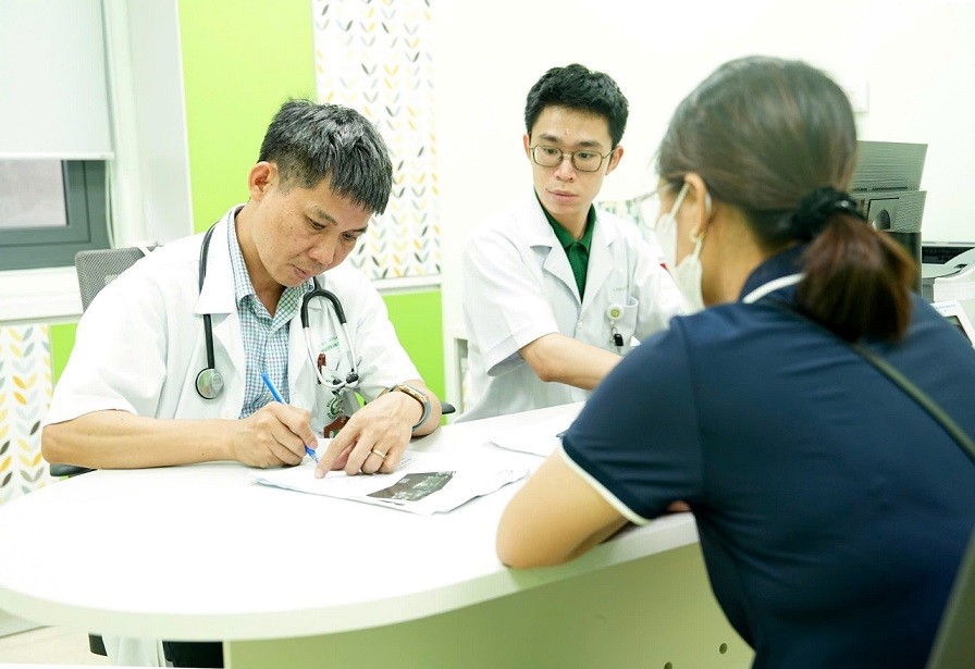 El Dr. B.S. Nguyen Quang Boi visita a los pacientes con enfermedades de la tiroides. Imagen de la pelicula