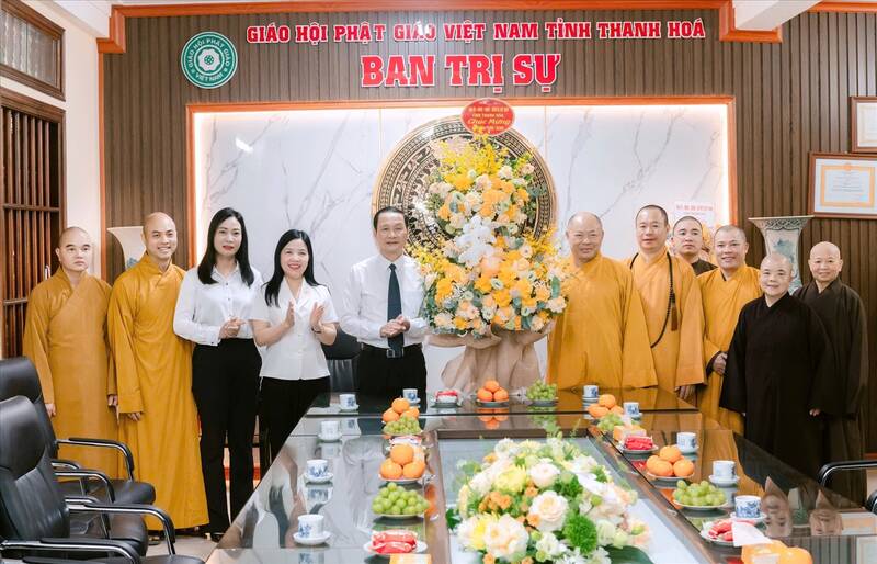 Mr. Do Minh Tuan - Deputy Secretary of the Provincial Party Committee, Chairman of the Provincial People's Committee - visited and congratulated the Board of Directors of the Vietnam Buddhist Sangha in Thanh Hoa province, along with the dignitaries, monks, ni, and Buddhists at Thanh Ha and Huong Quang pagodas (Thanh Hoa city). Photo: GHPG Vietnam Thanh Hoa Province