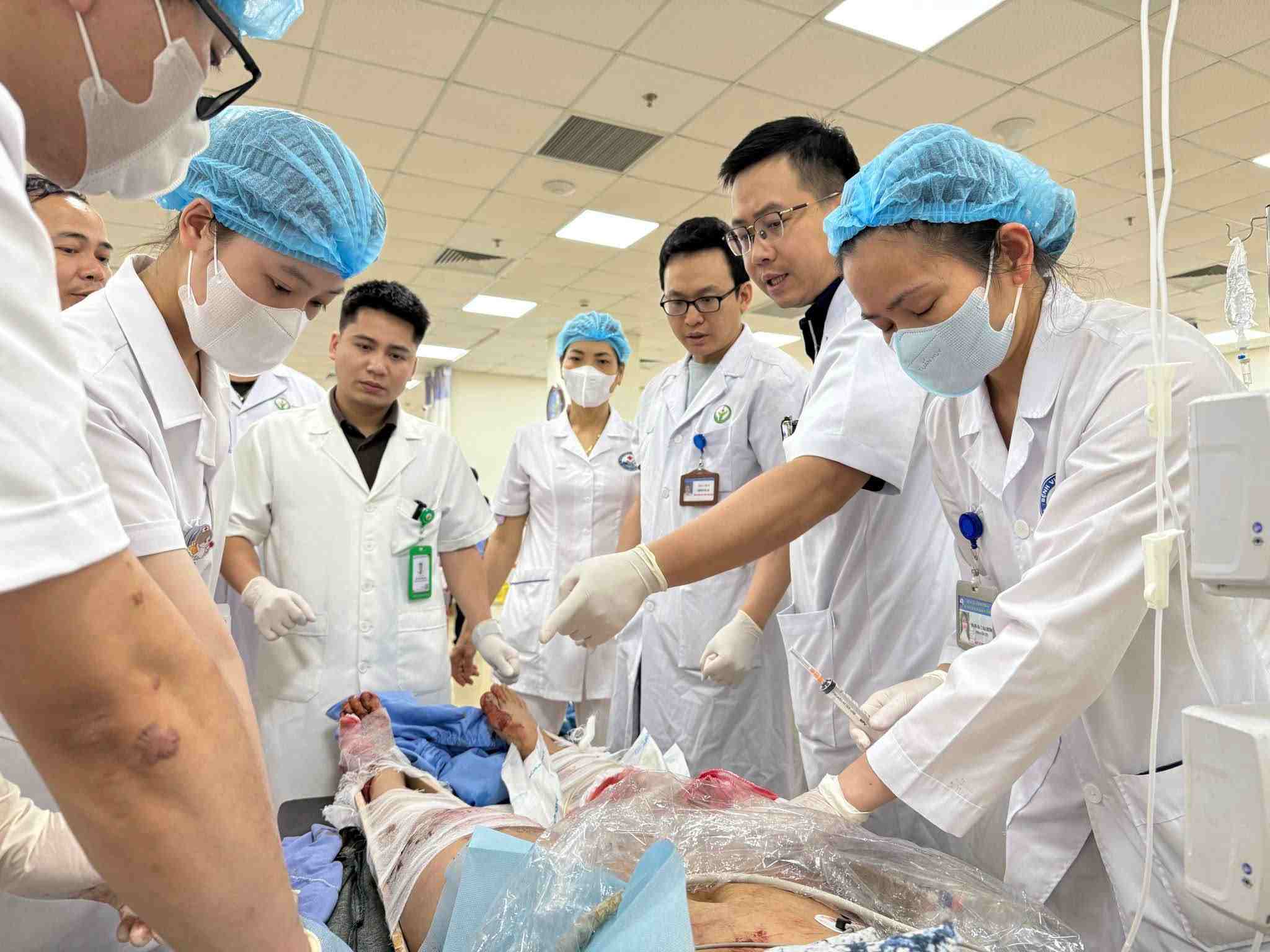 Quickly provide emergency care to victims of the passenger bus overturning in Tam Dao. Photo: BVCC