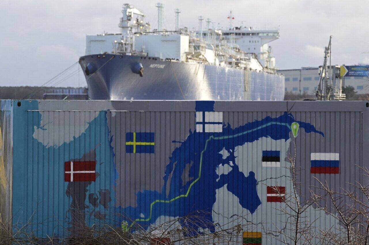 Mapa de Nord Stream 2 pintado en el exterior de un contenedor en el complejo industrial de Lubmin, en el noreste de Alemania. Imagen de AFP