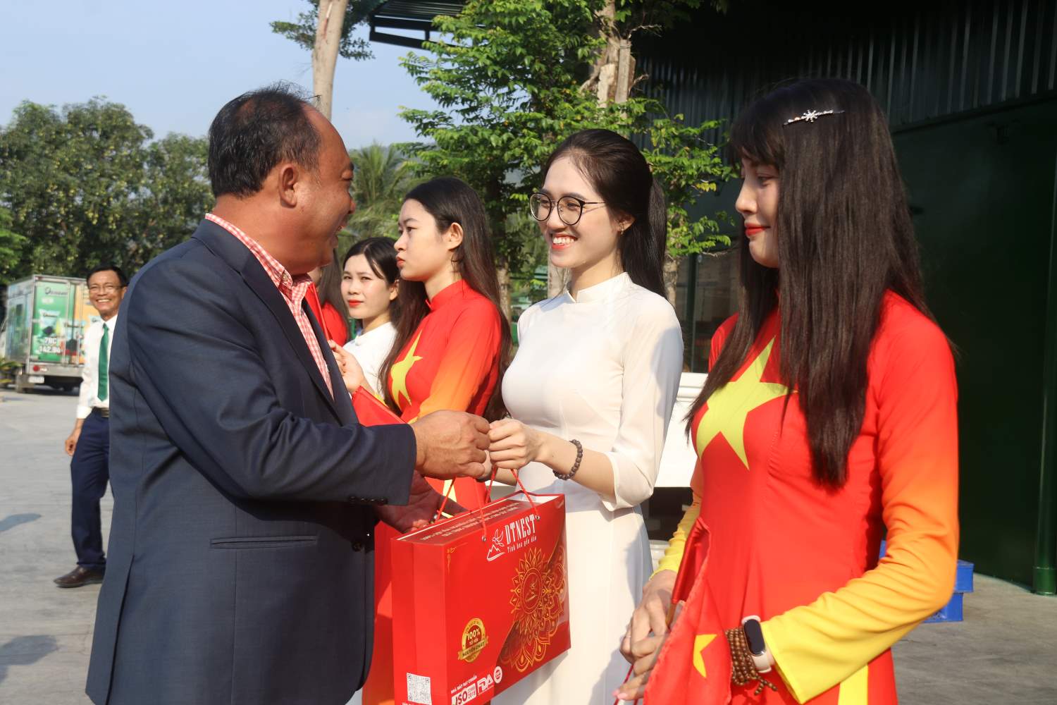 Business leaders in Khanh Hoa presented gifts to thank workers on the occasion of Workers' Month. Photo: Phuong Linh
