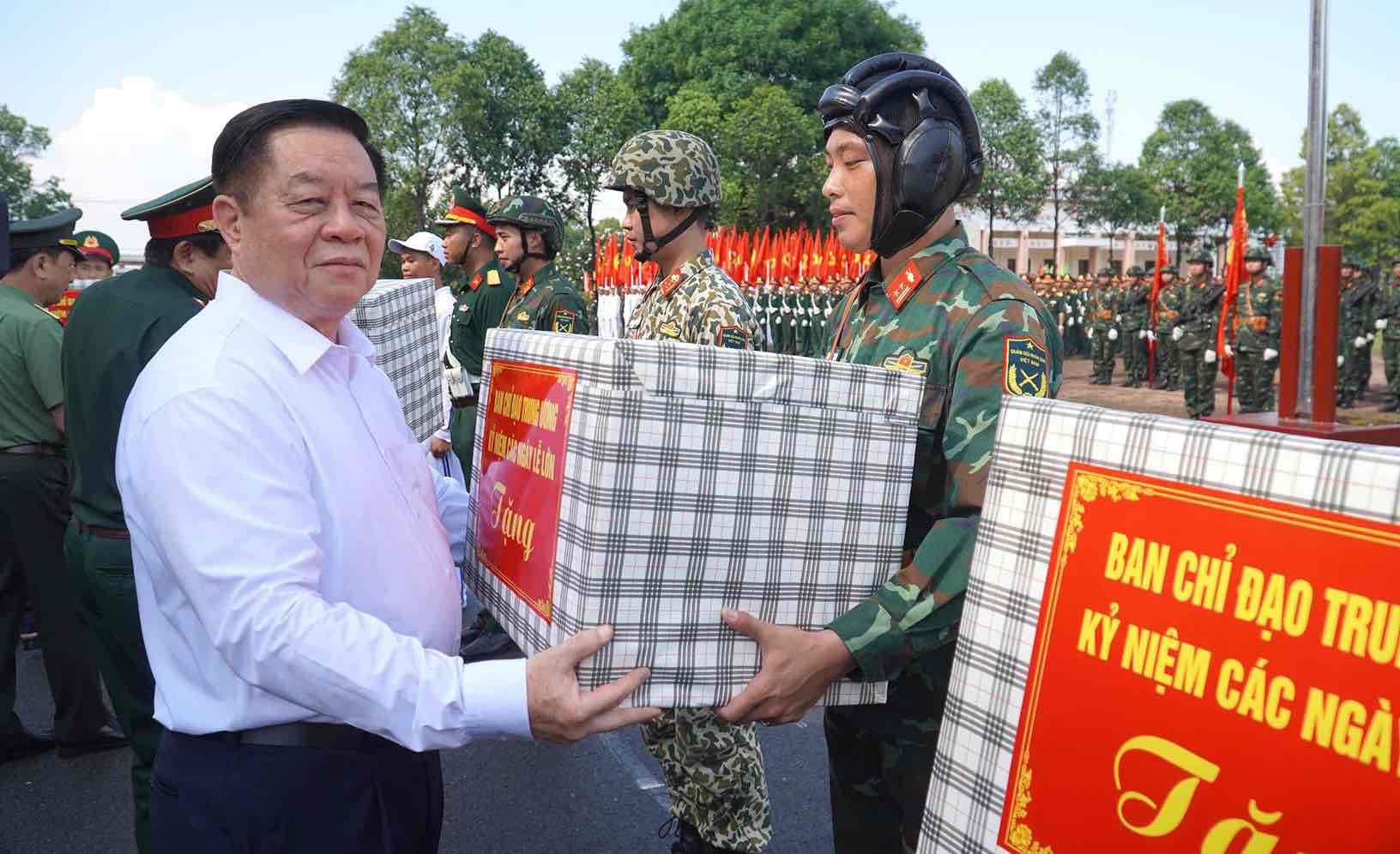 Head of the Central Propaganda and Mass Mobilization Commission Nguyen Trong Nghia visited and presented gifts to the forces practicing the parade and marching on the occasion of the April 30 festival in Dong Nai province. Photo: HAC