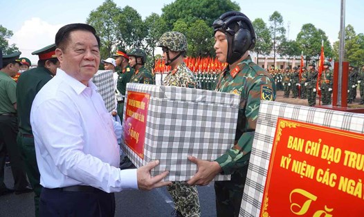 Trưởng Ban Tuyên giáo và Dân vận Trung ương Nguyễn Trọng Nghĩa thăm, tặng quà lực lượng đang luyện tập diễu binh, diễu hành dịp đại lễ 30.4 tại tỉnh Đồng Nai. Ảnh: HAC