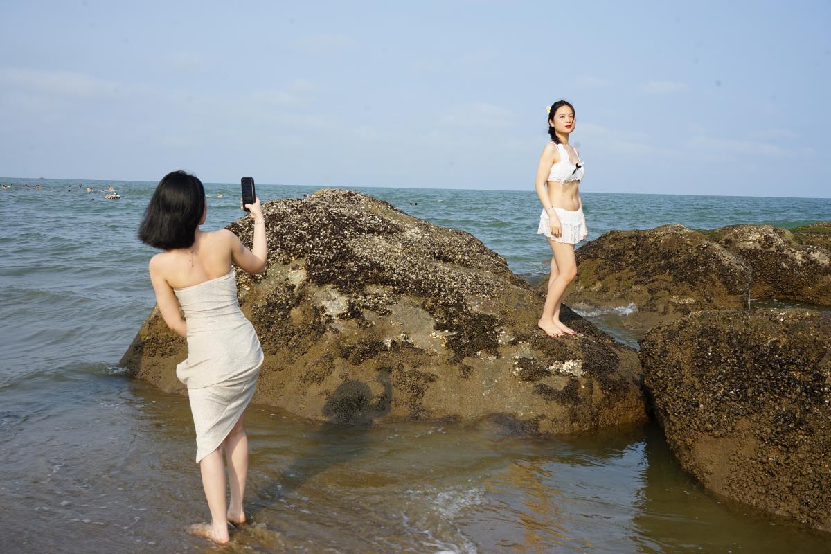 Nhieu ban tre den bien Sam Son to ra thich thu check-in, chup hinh luu niem. Anh: Quach Du