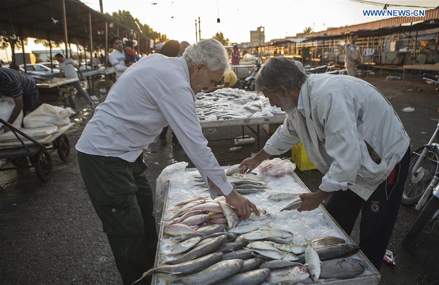 Escenario de un mercado de pescado en la ciudad portuaria irani de Bandar Abbas. Imagen de la pagina web de Xinhua