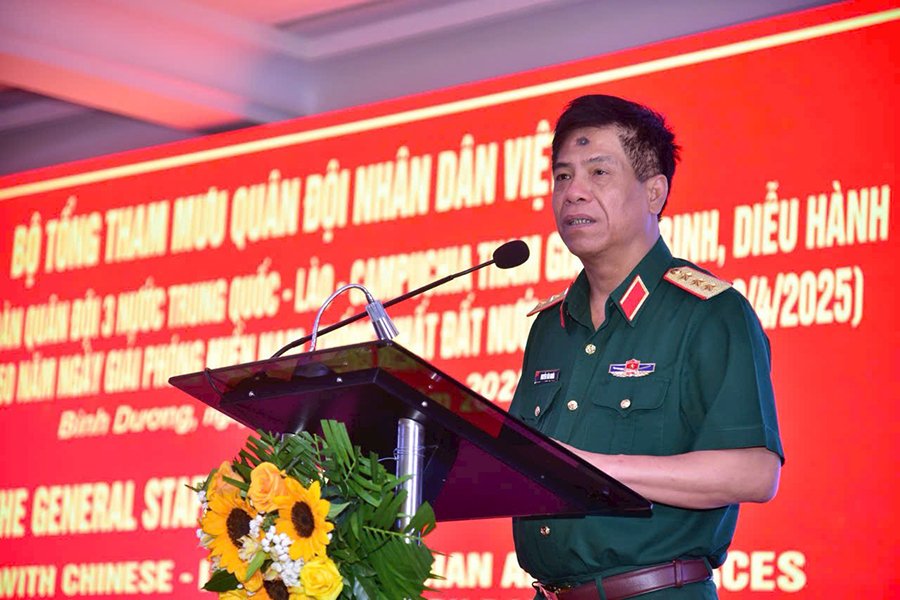 Senior Lieutenant General Nguyen Van Nghia - Deputy Chief of the General Staff of the Vietnam People's Army, Head of the Parading and Park Subcommittee - chaired the meeting with the armies of the three countries. Photo: Ministry of National Defense
