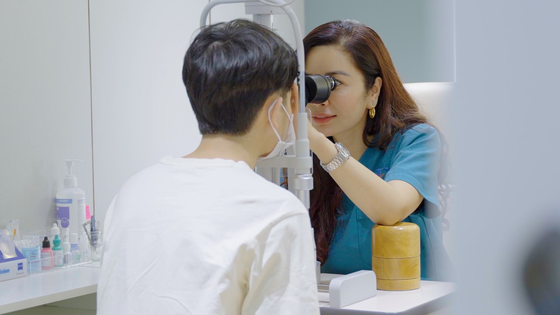 El Dr. Ding Thi Phong Thuy - Director Ejecutivo del Hospital Dong Do - visita a pacientes en el Proyecto de Beneficencia Free Your Eyes (Libertad para los ojos). Imagen: El arte de la limpieza