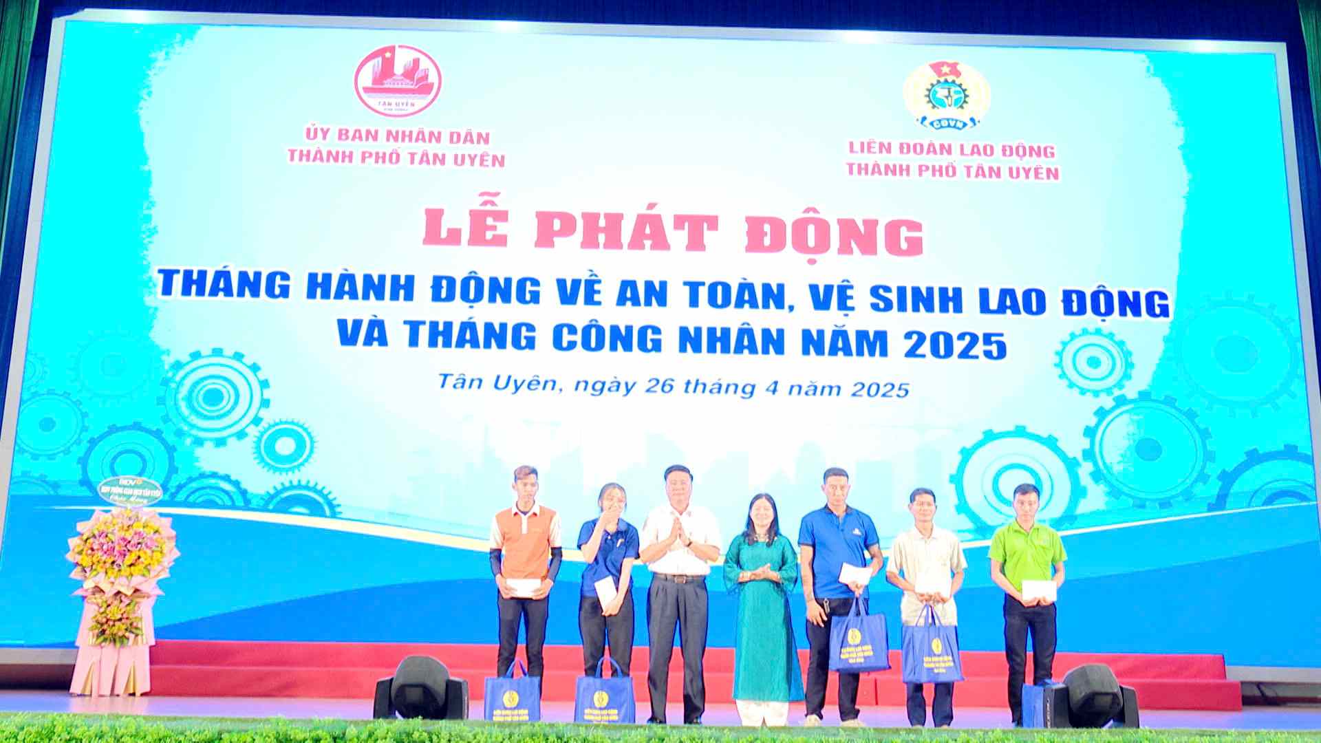 Tan Uyen City Labor Federation launched Workers' Month and Occupational Safety and Health Month. Photo: Provided by Tan Uyen Trade Union