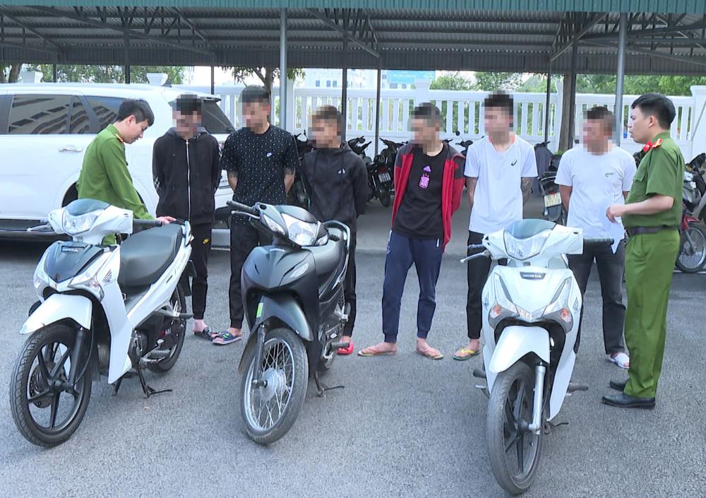 Trieu tap nhom thanh, thieu nien chay xe may lang lach, danh vong gay nao loan duong pho. Anh: Cong an Thanh Hoa