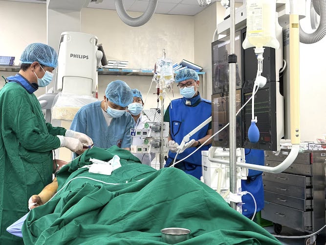 Medicos de emergencia para las victimas de un volcado de un auto en Tri-Island. Imagen de la BVCC