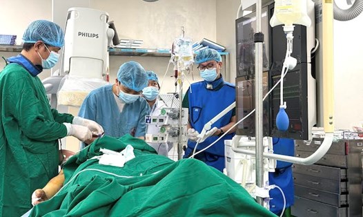 Các bác sĩ cấp cứu nạn nhân trong vụ lật xe khách ở Tam Đảo. Ảnh: BVCC